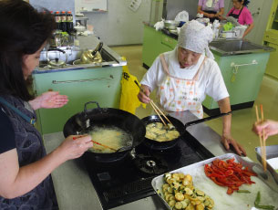 天ぷら揚げてます