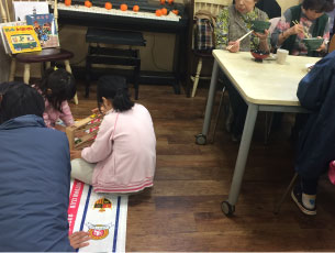 会場で遊ぶお子さん