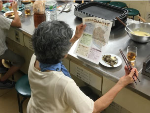 食堂のチラシを見ながら